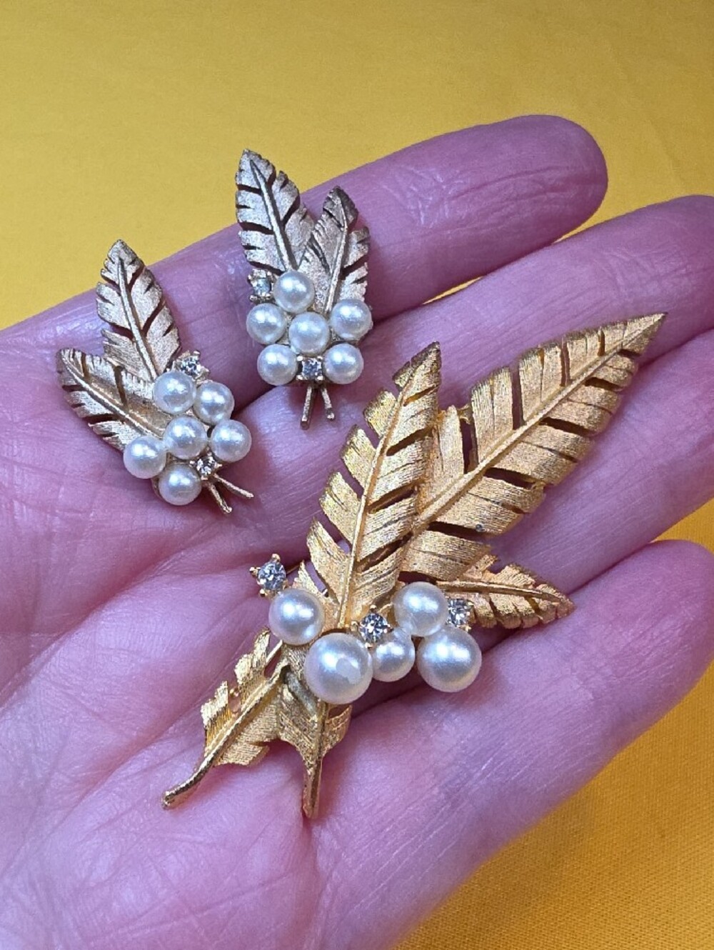 VTG 1950s Brushed Gold Tone Pearl Cluster Leaf Pin & Clip On Earring Set